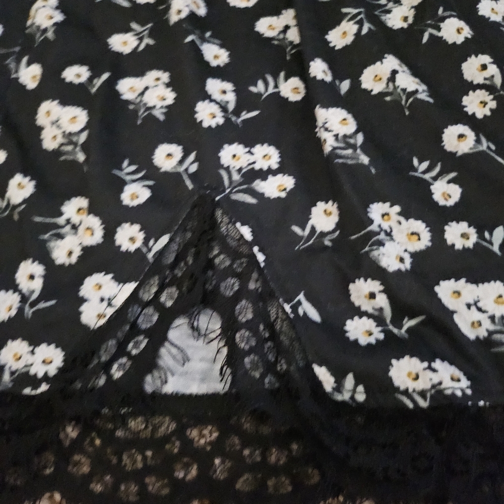 NWOT- Eyelash Lace Hem Daisy Floral Mini Skirt - Picture 5 of 10